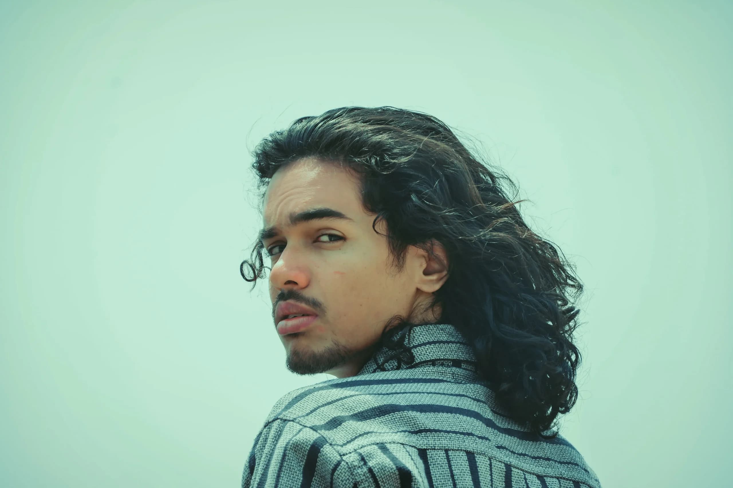 മുടി വളർത്തിയ ഒരു സ്കൂൾ വിദ്യാർത്ഥിയുടെ ചിത്രം (English A school boy with long hair)